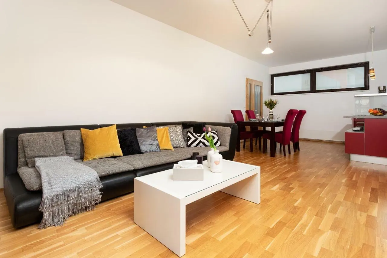 Prague Days - Family 2Bdr Apt - Garage Parking - Balcony Чехия